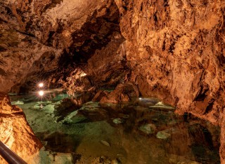 Krásy kolem trati: průzračná Kamenice, Palackého stezka i Bozkovské dolomitové jeskyně 